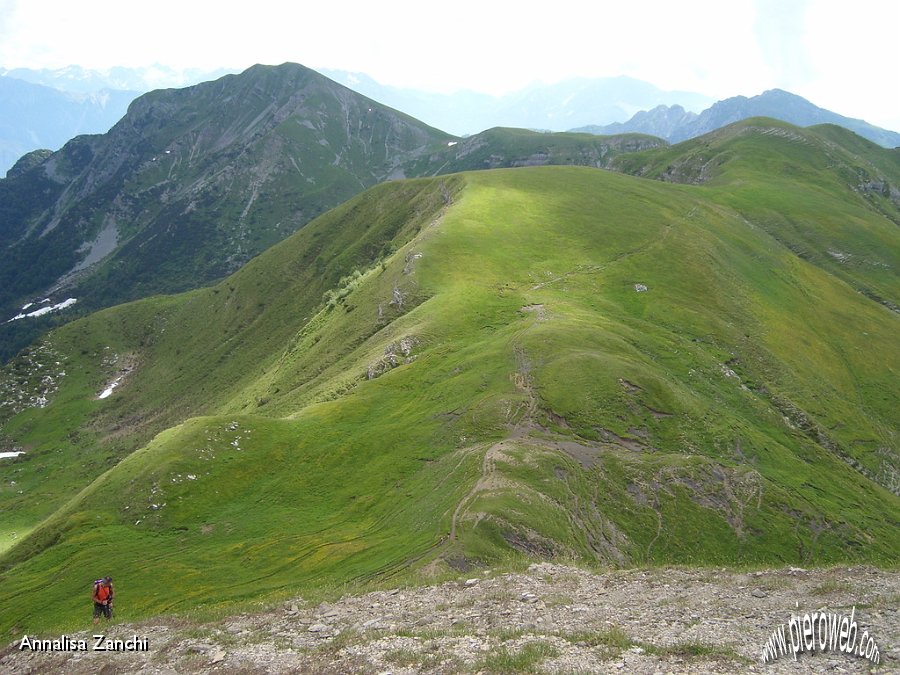 18 Lasciando la vetta verso il Passo di Sodadura.JPG